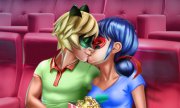 Marienkäfer und Motan Noir küssen sich im Kino