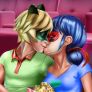 Ladybug és Motan Noir csókok a moziban