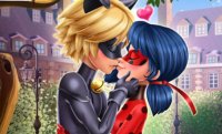 Ladybug und Cat Noir küssen