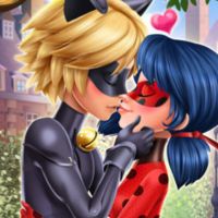 Ladybug y Cat Noir besándose