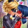Ladybug y Cat Noir besándose
