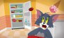 Jerry yiyecekleri buzdolabından fırlatır