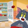 Jerry yiyecekleri buzdolabından fırlatır